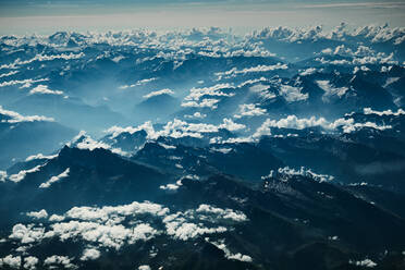 Blick auf Berg und Wolken vom Flugzeug aus - ADSF00171