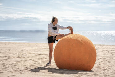 Junge Frau beim Workout am Strand - VPIF02578