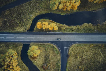 Einsames Auto auf der Straße im Herbst Landschaft fahren - CAVF86792