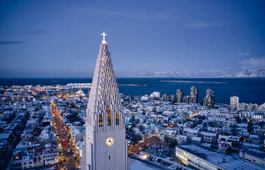 Malerische Drohnenansicht der beleuchteten Kirche in Reykjavik - CAVF86811