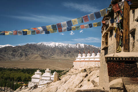 Indien, Ladakh, Bunte Gebetsfahnen hängen vor buddhistischen Tempeln, lizenzfreies Stockfoto