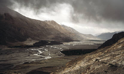 Indien, Ladakh, Wolken über einem schmalen Bach, der durch ein Tal im Himalaya fließt - EHF00480