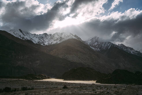 Indien, Ladakh, Sonnenlicht durchdringt die Wolken über dem Himalaya-Tal - EHF00481