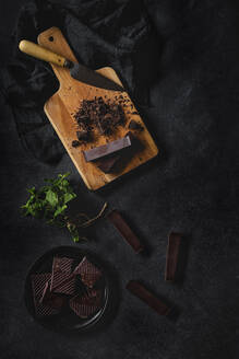 Draufsicht auf Schokolade mit Minze auf einem Tisch - ADSF00183