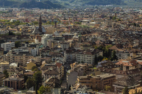 Italien, Bozen, Stadtbild von der Seilbahn aus gesehen - NGF00577