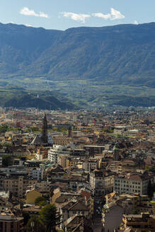 Italien, Bozen, Stadtbild von der Seilbahn aus gesehen - NGF00578