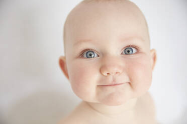 Porträt eines süßen kleinen Mädchens mit blauen Augen. - CUF55716