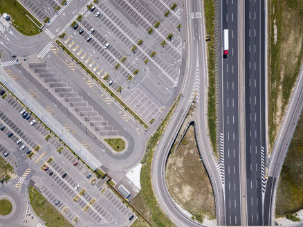Luftaufnahme eines leeren Parkplatzes neben einer Autobahn in Florenz, Italien, während der Corona-Viruskrise. - CUF55724
