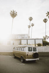 Erstaunlich Vintage van stehend in der Nähe von Zaun am sonnigen Tag auf der Straße von Santa Monica, Kalifornien - ADSF00218