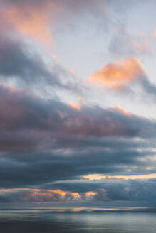Erstaunlich bewölkten Himmel über ruhigen Meerwasser während des Sonnenuntergangs in Teneriffa, Spanien - ADSF00221