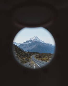 Atemberaubender Blick auf den spektakulären Mount Cook und die asphaltierte Straße im wunderschönen Neuseeland - ADSF00227