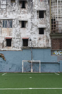 Veraltetes Gebäude auf dem Sportplatz - ADSF00303