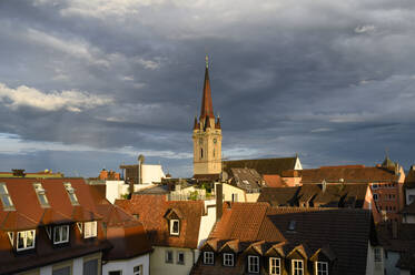 Deutschland, Baden-Württemberg, Radolfzell am Bodensee, Bewölkter Himmel über dem Glockenturm des Münsters Unserer Lieben Frau - ELF02162