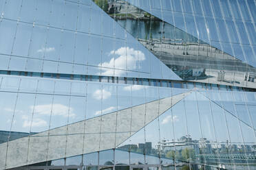 Deutschland, Berlin, Glasfassade eines neu errichteten Bürogebäudes am Berliner Hauptbahnhof - ZMF00493