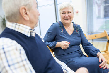 Senioren nehmen an einer Gruppenveranstaltung im Altenheim teil - WESTF24569