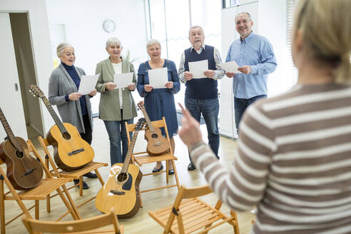 Senioren im Altersheim musizieren und singen im Chor - WESTF24570