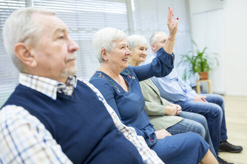 Senioren nehmen an einer Gruppenveranstaltung im Altenheim teil - WESTF24574