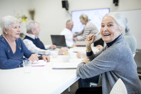 Senioren nehmen an Kursen zur öffentlichen Gesundheit teil - WESTF24575