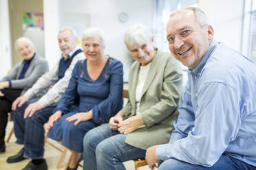 Senioren nehmen an einer Gruppenveranstaltung im Altenheim teil - WESTF24594