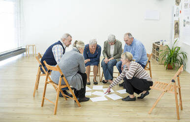 Seniorengruppe im Altersheim bewertet das Ergebnis der Gruppentherapie - WESTF24631