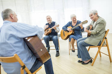 Senioren im Altersheim besuchen Gitarrenkurs, machen Musik - WESTF24635