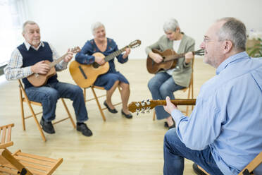 Senioren im Altersheim besuchen Gitarrenkurs, machen Musik - WESTF24636