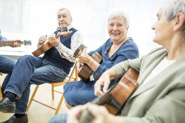 Senioren im Altersheim besuchen Gitarrenkurs, machen Musik - WESTF24637