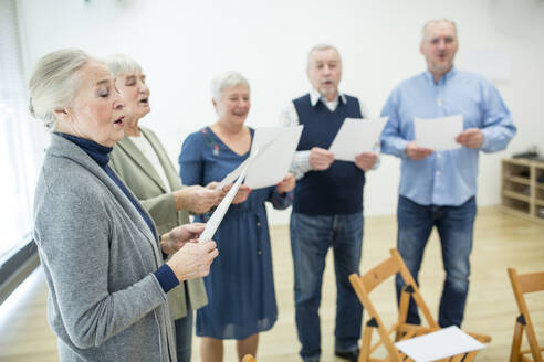 Seniors in retirement home making music singing in choir - WESTF24639