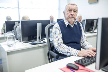 Senior man attending computer course - WESTF24657