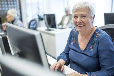 Confident enior woman attending computer course - WESTF24658