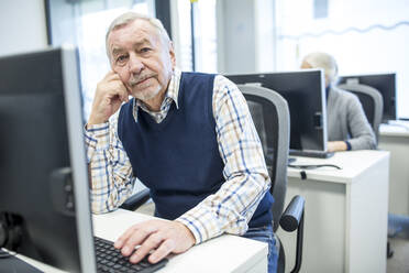 Senior man attending computer course, looking helpless - WESTF24660