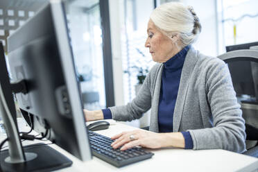 Senior woman attending computer course - WESTF24661