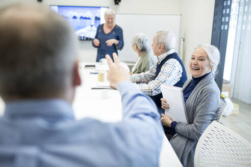 Gruppe aktiver Senioren, die an einem Seniorenbildungskurs teilnehmen - WESTF24665