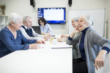 Gruppe aktiver Senioren, die an einem Seniorenbildungskurs teilnehmen - WESTF24672