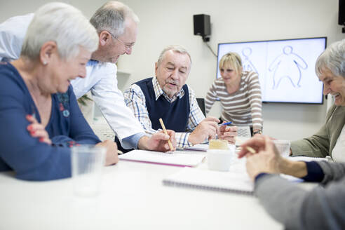 Senioren nehmen an Kursen zur öffentlichen Gesundheit teil - WESTF24676