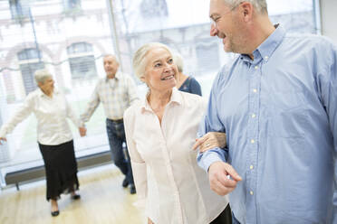 Eine Gruppe aktiver Senioren besucht einen Tanzkurs im Altersheim - WESTF24712