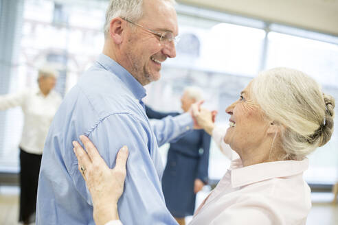Eine Gruppe aktiver Senioren besucht einen Tanzkurs im Altersheim - WESTF24713