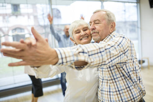 Eine Gruppe aktiver Senioren besucht einen Tanzkurs im Altersheim - WESTF24714