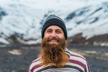 Mann mit Brot Porträt in verschneiten Bergen in Island - ADSF00440
