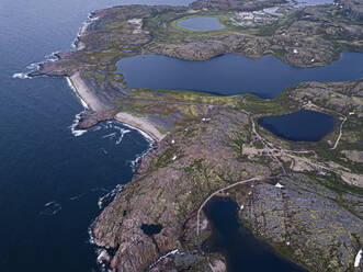 Russland, Oblast Murmansk, Teriberka, Luftaufnahme der felsigen Küstenlandschaft der Barentssee - KNTF04923