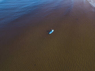 Luftaufnahme einer Surferin am Sandstrand der Barentssee - KNTF04950