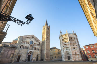 Italien, Provinz Parma, Parma, Klarer Himmel über dem Dom und dem Baptisterium von Parma - MCVF00496