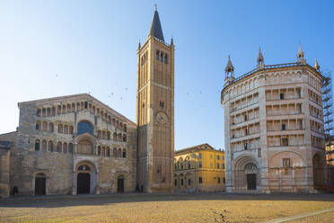 Italien, Provinz Parma, Parma, Klarer Himmel über dem Dom und dem Baptisterium von Parma - MCVF00497