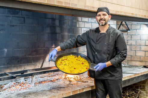 Traditionelle Zubereitung von Paella in der Restaurantküche - DLTSF00832