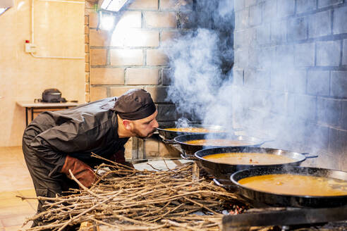 Traditionelle Zubereitung von Paella in der Restaurantküche - DLTSF00849