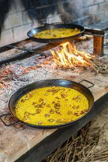 Typisch spanische Paella mit Meeresfrüchten in einer Pfanne - DLTSF00854