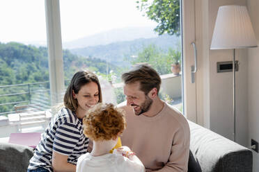 Glückliche Familie genießt im Wohnzimmer zu Hause - EIF00045