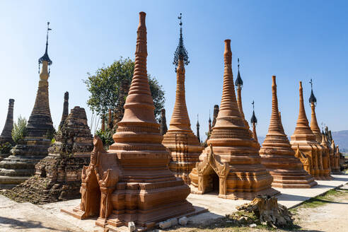 Myanmar, Shan-Staat, Samkar, Stupas der Taw Mwe Khaung-Pagode - RUNF03823