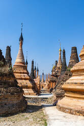 Myanmar, Shan-Staat, Samkar, Stupas der Taw Mwe Khaung-Pagode - RUNF03824