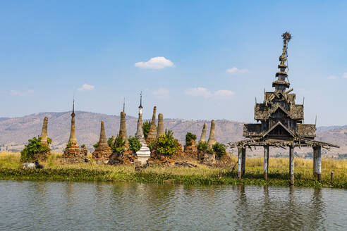 Myanmar, Staat Shan, Gemeinde Nyaungshwe, Antike Stupas am Ufer des Inle-Sees - RUNF03826